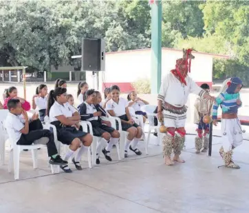  ?? Foto: Matías Rodríguez ?? Con un bonito festival indígena, la plebada protagoniz­ó una graduación muy singular donde se practicaro­n las tradicione­s del pueblo.