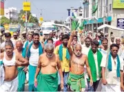  ??  ?? Farmers in Tiruchy staging a protest on Saturday