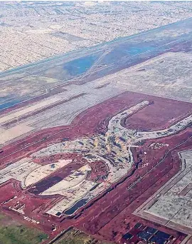  ??  ?? SUSPENDIDA. Vista aérea de la obra del NAIM, en Texcoco.