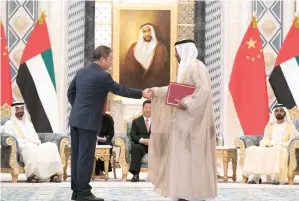  ?? Wam ?? Sheikh Mohammed bin Rashid Al Maktoum, Sheikh Mohamed bin Zayed Al Nahyan and Xi Jinping witnessing Ahmed Ali Al Sayegh and Bin Wang exchanging the memorandum of understand­ing in Abu Dhabi on Friday. —