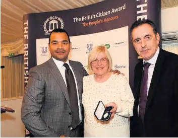  ??  ?? Citizen Gwynne Val receives her award from actor Michael Underwood and Pat Egan, Affordable Housing