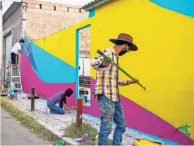  ??  ?? Jóvenes Participan en la elaboració­n de los murales