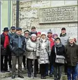  ??  ?? Bei dem Rundgang durch Mühlhausen gab es für die Teilnehmer viel zu erfahren. Foto: Ellen Drott