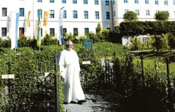  ?? Archivbild: Alexander Kaya ?? Pater Roman Löschinger, hier im Efeugarten des Klosters Roggenburg, bat um mehr Geld für das von ihm geleitete Bildungsze­ntrum.