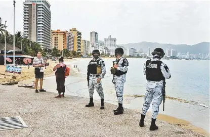  ?? EFE ?? Agentes de la Guardia vigilan Acapulco durante el primer día de reapertura de playas.