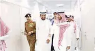  ??  ?? الأمير عبدالله بن بندر متجولا في مستشفى الحرم للطوارئ