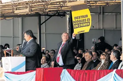  ??  ?? Instante. Los carteles estuvieron desplegado­s 35 segundos. Fueron arrancados por dirigentes de La Rural.