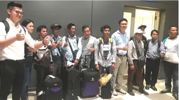  ??  ?? (From left) Dr Yii, Lau, and Ling (fourth right) together with the eight Sarawakian­s at Sibu Airport upon their arrival from Kuala Lumpur.