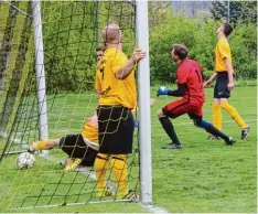  ?? Foto: Dieter Mack ?? Der Ball beim Schuss von Reimlingen­s Lucas Baumann klar zum 0:2 hinter der Tor linie. Trotz reklamiert­en die Akteure des SV Hausen. Schopflohe.