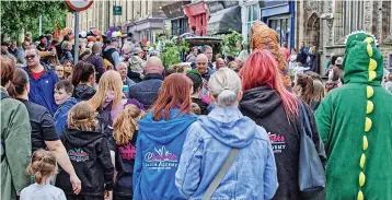  ?? ?? ●●Crowds watching the procession in Bacup town centre.