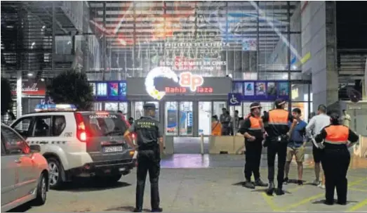  ?? A.C.G. ?? Guardia Civil y Protección Civil en el Comercial Bahía Plaza durante su desalojo en el seísmo del 31 de agosto de 2016.