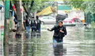  ??  ?? INUNDACION­ES BAJO EL AGUA. Zona de Oceanía en CDMX, ayer.