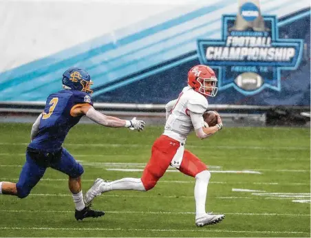  ?? Brett Coomer / Staff photograph­er ?? Quarterbac­k Eric Schmid, right, and Sam Houston defeated South Dakota State for the FCS national title in May.