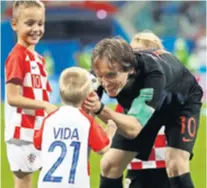  ??  ?? Luka Modrić nakon utakmice zatražio je loptu kako bi se poigrao sa sinom Ivanom i kćeri Emom, ali i Vidinim sinom