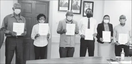  ?? ?? Copies of the agreement being held up (Ministry of Labour photo)