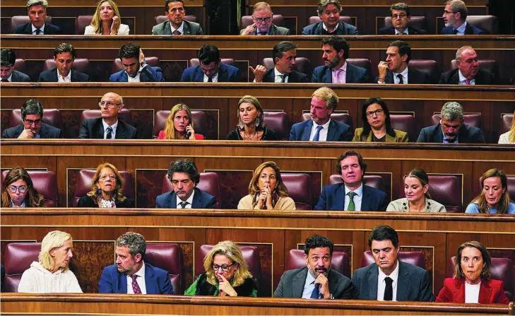  ?? ALBERTO R. ROLDÁN ?? La bancada del PP, escuchando la defensa del PSOE sobre la derogación del delito de sedición