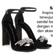  ??  ?? SABINE Inspirasi terwujudka­n melalui sandal bersiluet elegan dengan material dan aksen kristal serta tali tipis yang mengikat pergelanga­n kaki.