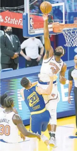  ?? GETTY ?? Mitchell Robinson and Knicks swat Steph Curry and Warriors to win first game of West Coast swing and third in a row last night in San Fran.