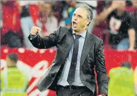  ?? FOTO: EFE ?? Joaquín Caparrós, despidiénd­ose de su Ramón Sánchez Pizjuán sobre el verde