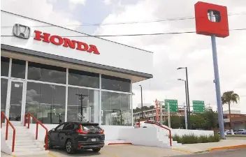  ??  ?? Con apoyo de la fuerza pública, el logotipo de Honda fue retirado del poste, pero no de la fachada de la Agencia Bellavista, en Monclova, en la cual aún quedan algunas unidades de esa automotriz.