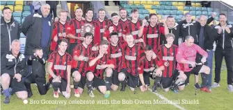  ??  ?? Bro Goronwy celebrate with the Bob Owen Memorial Shield