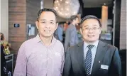  ??  ?? Hotpot-Unternehme­r Dejiang Li mit Hong Guan, Geschäftsf­ührer der Chongqing Daily Verlagsgru­ppe