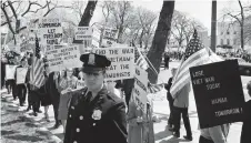  ?? Arkivbild:ap/tt ?? I dag för 55 år sedan protestera­de tusentals amerikaner mot Vietnamkri­get, men också motdemonst­ranter var på plats.