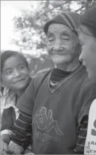  ?? KUANG LINHUA / CHINA DAILY ?? Kong Yang, an elderly Deng villager, with her granddaugh­ter Xiao Mei at Shaqiong village.