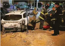  ?? Foto: Reuters a 2x ČTK ?? Zničené domy, auta i zranění Takto to v noci na čtvrtek vypadalo v izraelském městě Sderot. Záchranáři zasahují na místech, kam dopadly rakety z Gazy, a ošetřují zraněné, které zasáhly šrapnely.