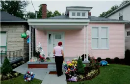  ?? — AP ?? A mourner visits the childhood home of Muhammad Ali in Louisville, Kentucky ( USA). on Sunday.