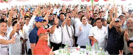  ??  ?? Shafie (fi h from right) with Warisan candidate Datuk Karim Bujang, other Warisan and Pakatan Harapan leaders during a campaign round in Bongawan for the Kimanis by-election yesterday.
