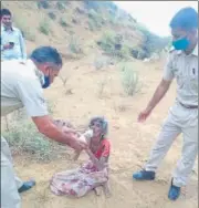  ?? HT PHOTO ?? Police officers offer water to the elderly woman.