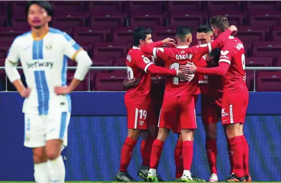  ?? EFE ?? Los jugadores del Sevilla celebran el gol de Ocampos que significó el pase a octavos