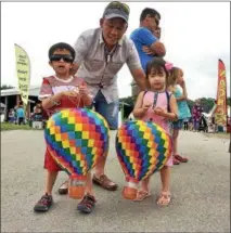  ?? GLENN GRIFFITH — GGRIFFITH@DIGITALFIR­STMEDIA.COM ?? From left: John Nguyen, Hieu Nguyen and Jessica Phan at the Saratoga Balloon and Craft Festival.