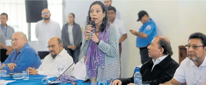  ?? AP ?? Palabras. Habla la vicepresid­enta y primera dama, Rosario Murillo, mientras el presidente Daniel Ortega mira. Fue en la primera sesión de diálogo con mediación de la Iglesia.