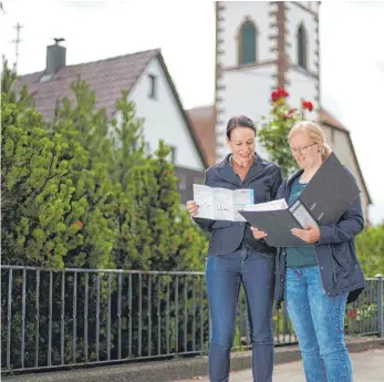  ?? FOTO: ALEXANDER KAYA ?? Susanne Deininger (links) und Anja Hellmert helfen Menschen, in ihren Wohnungen zu bleiben. Meist sind Mietschuld­en der Grund für eine Kündigung, sagen sie.