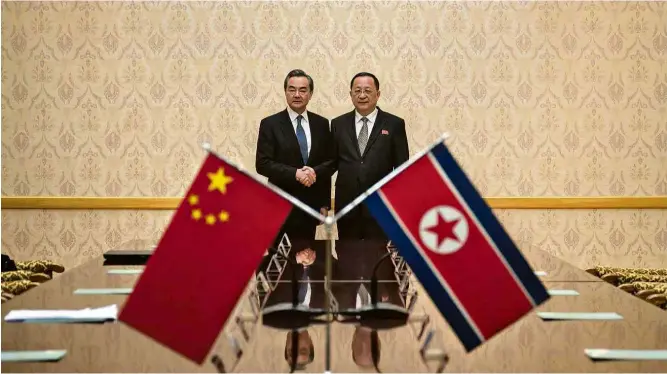  ?? Kim Won-Jin/AFP ?? O ministro das Relações Exteriores da China, Wang Yi (à esq.), cumpriment­a seu colega norte-coreano, Ri Yong Ho, durante encontro em Pyongyang