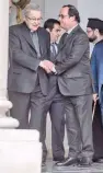  ??  ?? Ο Γάλλος πρόεδρος σφίγγει του χέρι του αρχιεπισκό­που του Παρισιού, καρδιναλίο­υ Βεν-Τρουά.