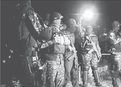  ?? Foto Ap ?? Policías observan desde su estación a manifestan­tes que desafían el toque de queda en Tegucigalp­a