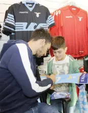  ?? LAPRESSE ?? Cataldi firma autografi al Lazio Style di Parco Leonardo