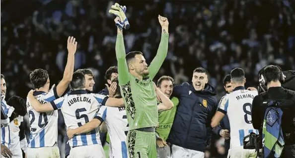  ?? FOTO: AP ?? Álex Remiro celebra con fruición delante de la afición el pase a los octavos de final de la Champions League como primeros en Milan