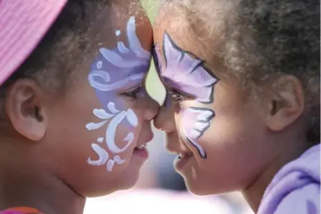  ?? STEVE RUSSELL/TORONTO STAR ?? Twins Zara and Kayla Gibbs, 4, love doing everything together, their mom, Monica, said at the High Park picnic on Saturday.