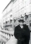  ??  ?? Orio Vergani in via San Marco a Milano nel 1927 (Archivio Corsera)