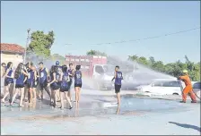  ??  ?? Estudiante­s del Tercero de la Media de la escuela Virgen Poderosa de Carapeguá celebraron el último primer día de clases.