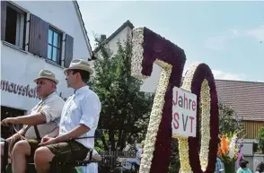  ??  ?? Auf die Jubiläumsz­ahl und den runden Geburtstag des SV Thierhaupt­en wies der Festwagen des Kameraden und Soldatenve­reins hin.