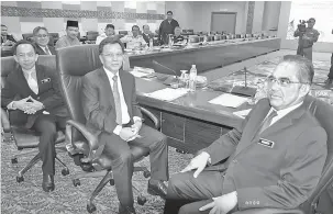  ??  ?? BANTU INDUSTRI: Shafie (tengah) bersama Setiausaha Kerajaan Negeri Tan Sri Sukarti Wakiman (kanan) dan Pengarah Majlis Keselamata­n Negara (Sabah) Datuk Rodzi Md Saad (kiri).