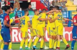  ??  ?? Los jugadores del Cádiz celebran el gol de Kecojevic ante el Extremadur­a.