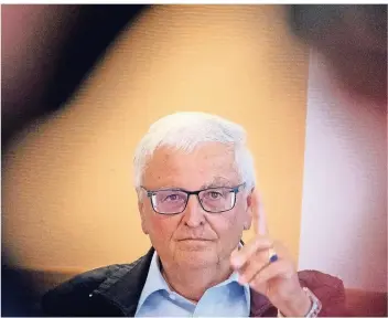  ?? FOTO: BORIS ROESSLER/DPA ?? Theo Zwanziger, Ex-Präsident des DFB, äußert sich zu der Anklage der Schweizer Behörden im Zusammenha­ng mit der WM 2006. Er kritisiert das Vorgehen der Ermittler.