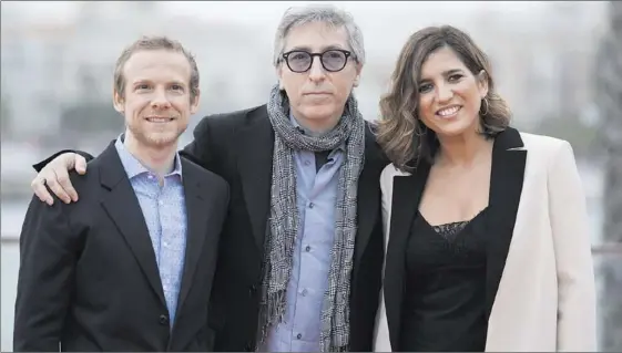  ?? EFE / CARLOS DÍAZ ?? El cineasta David Trueba (centro), en el festival de Málaga, junto a los protagonis­tas de ‘Casi 40’, Lucía Jiménez y Fernando Ramallo.
