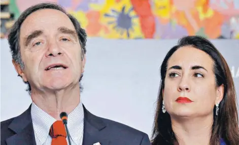  ??  ?? ► El ministro de Justicia, Hernán Larraín, y la subsecreta­ria de DD.HH., Lorena Recabarren.